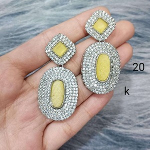 Boucles d'oreilles Jhumka en perles royales Kundan faites à la main avec des détails Meenakari pour la fabrication de bijoux, vente en gros, exportation, approvisionnement en Inde - Product Image 2