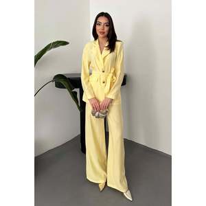 ชุดเสื้อแจ็คเก็ตคาดเข็มขัดสีเหลืองและกางเกงขายาว - สีเหลือง - Product Image 1