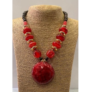 Collier en résine épaisse bleue fait à la main avec des perles d'accentuation rouge uniques, spécial Noël - Product Image 5