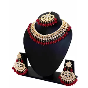 Ensemble de collier choker plaqué or 24 carats Kundan avec perles rouges pour les mariages et les bijoux de mariée raffinés - Product Image 2