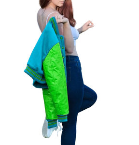 Veste universitaire en laine pour femmes, vente en gros de vestes universitaires courtes en laine avec manches en cuir et logo brodé sur mesure pour femmes - Product Image 5