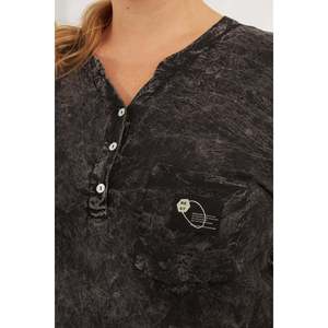 Blusa Lavada de Talla Grande con Detalle de Parche en el Cuello, Color Negro - Product Image 2