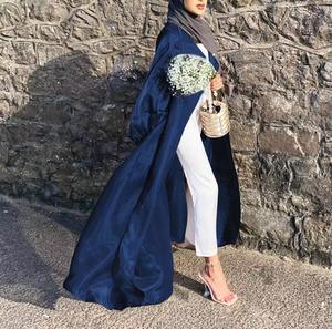 Kimono Abaya con frente abierto Gris Carbón brillante, estilo moderno informal, de talla grande, con traje interior blanco y tacones - Product Image 2