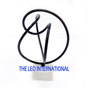 Sculpture de style occidental, design carré, base en marbre, plaqué or, usage domestique, vente directe d'usine - Product Image 3