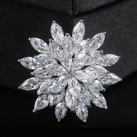 Broche florale en cristal de strass en gros pour femmes, cadeau de mariage et occasion de fête, broches en alliage de zinc