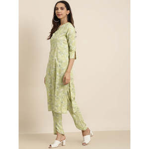 ชุดเสื้อกางเกงทรงตรงพร้อมกางเกงผ้าเรยอนพิมพ์ลายดอกไม้สีเขียวสำหรับผู้หญิง - Product Image 2
