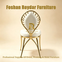 Chaise de banquet en acier inoxydable doré en forme de larme pour la location de mobilier événementiel de mariage, coussin blanc