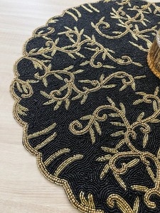 แผ่นรองจานทรงกลมขอบหยักประดับลูกปัดมุกสีขาว งานฝีมือสุดหรูสำหรับตกแต่งโต๊ะในงานแต่งงานและงานเฉลิมฉลอง - Product Image 3