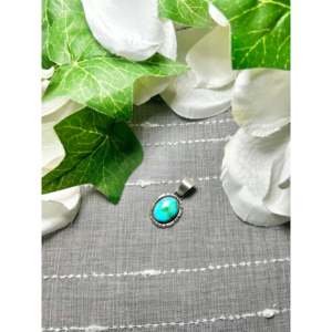 Colgante Navajo Hecho a Mano con Diseño de Montaña Sonora, Plata de Ley, Engaste de Oro Rosa, Incrustaciones de Turquesa, Joyería de Platino con Patrón Numérico - Product Image 4