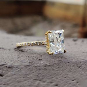 Anillos de compromiso de diamantes cultivados en laboratorio de corte radiante de oro sólido de 10 quilates a la moda para mujer estilo clásico IGI para fiestas de bodas - Product Image 2