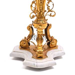 Mesa Auxiliar Redonda de Lujo con Tapa de Mármol Blanco y Base de Pedestal de Latón Dorado Forjado a Mano para Decoración de Esquinas del Hogar - Product Image 3