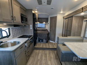 Camping-car de luxe d'occasion Gulf Stream Conquest 6238, abordable, modèles 2024, 2023, 2022, 2021, idéal pour le camping - Product Image 5