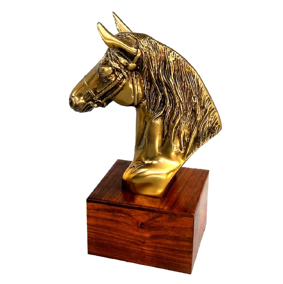 Escultura em forma de cavalo de metal personalizada, elegante para decoração de mesa de escritório e casa, com base em madeira, novo em latão puro