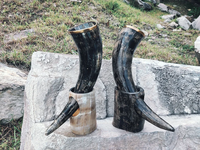 Corne à boire classique Viking en agate véritable, de qualité alimentaire, très demandée, avec support en cuir pour usage domestique par Crescent Crafts