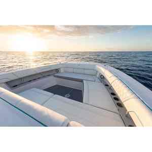 Barco de Lujo Regal 38 SAV ULTIMATE 2026 con Motor Intraborda Yamaha, Garantía de 5 Años, Certificado de Capacidad - Product Image 2