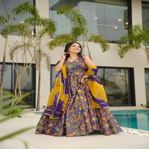 Vestido Anarkali de Seda Organza con Estampado Digital VASTRA COTTAGE, con Falda Amplia y Elegante Dupatta de Organza con Borde de Encaje, Ropa de Diseñador - Product Image 1