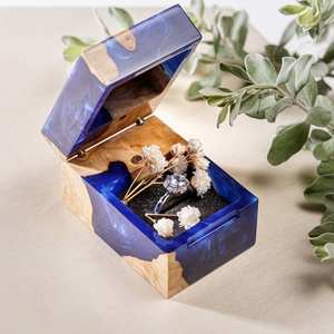Boîte à bague de fiançailles artisanale intemporelle, en résine écologique, design peint à la main - Décoration d'intérieur, sculpture de table pour cadeaux de mariage - Product Image 4
