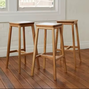 Taburete de madera vintage con atractivo clásico agrega un toque único a los interiores rústicos Cabañas Villas y casas tradicionales - Product Image 1