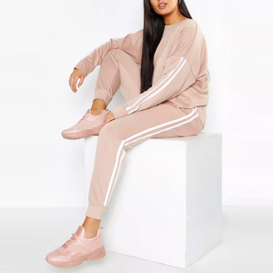 Ensemble de survêtement pour femme avec bandes latérales – Collection été 2023 – Tenue de sport abordable - Product Image 1