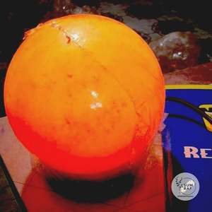 Elegante lámpara de esfera de sal rosa del Himalaya hecha a mano con diseño de cuenco tallado para un ambiente relajante y una decoración elegante para el hogar - Product Image 4