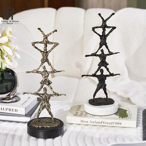 Nouvelle sculpture en aluminium en forme de spirale abstraite avec une forme incurvée lisse montée sur une base en bois, accent artistique contemporain - Product Image 3