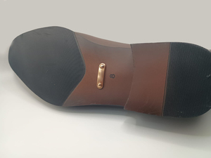 Conjunto de zapatos de cuero marrón premium para hombre, diseñados para brindar durabilidad y un aspecto profesional, con pulido suave y suela cómoda. - Product Image 3