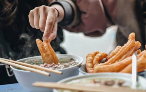 PASTEL DE HARINA DE TRIGO FRITO CRUJIENTE PREMIUM GOLDEN CRUNCHY SNACK CON CENTRO SUAVE Y AUTÉNTICO SABOR SAVORIO - Product Image 3