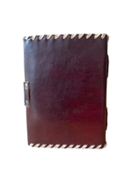 Cahier cousu latéral à couverture rigide en cuir véritable gaufré avec belle conception de cœur avec papiers d'art en laiton antique C-Lock et Deckle