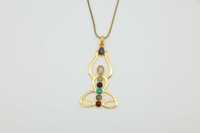 Collier Pendentif Exclusif en Laiton Plaqué Or avec Pierres Précieuses, Chaîne Corde 7 Chakras pour Yoga et Guérison Énergétique