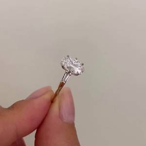 Anillo de Compromiso Ético de 3 Piedras con Diamante de Laboratorio de 4.50ctw con Certificación IGI, Engaste de Oro Bicolor, Forma Ovalada - Product Image 5