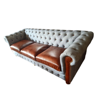 Canapé Chesterfield à trois places élégant et stylé, design intemporel et élégant, parfait pour les salons spacieux et les intérieurs contemporains