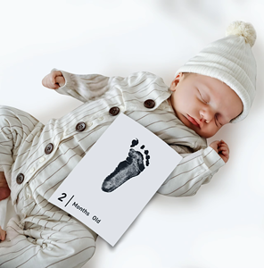 Kit de Huellas de Manos y Pies de Bebé sin Tinta - Almohadilla de Recuerdo para Recién Nacidos con Inserto para Foto, Papel A5, Opción de Logotipo Personalizado para Padres y Mascotas - Product Image 2