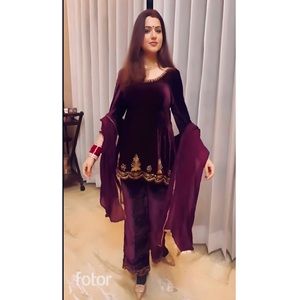 Conjunto de traje de 3 piezas de ropa de fiesta tradicional moderna Top de terciopelo de viscosa pesada emparejado con un elegante Palazzo y Dupatta a juego - Product Image 1