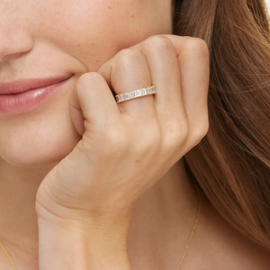 Timeless Glow 10K Gold Moissanite Diamond Eternity Band Esmeralda Cut Piedras redondas para bodas y celebraciones de compromiso - Product Image 5