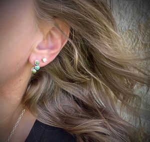 Boucles d'oreilles faites à la main en argent sterling avec trois pierres, bijoux artisanaux élégants, vêtements de tous les jours de style minimaliste pour femmes - Product Image 2