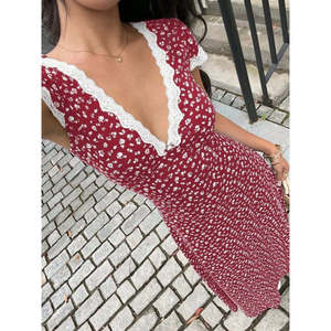 Robe longue Supreme à manches courtes et col en V profond pour femme avec détails en dentelle et motif floral, 36281 - Rouge - Product Image 5