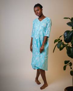 Vestido Casual de Algodón Azul Plateado con Estampado Floral Bohemio y Luna Plateada Estampada a Mano - Product Image 5