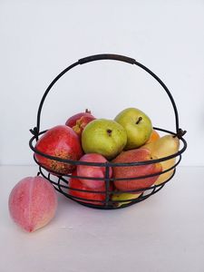 Cesta de metal para frutas diseñada para organizar frutas frescas con una construcción robusta y artesanía artística en metal. - Product Image 6