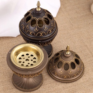 Brûleur d'encens en laiton antique avec couvercle tissé support d'arôme orné pour les festivals et la maison anatomique - Product Image 2