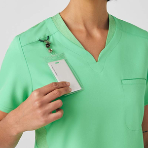 Top exfoliante con cuello en V de ajuste moderno para mujer, hombros elásticos, diseño de bolsillo en el pecho, manga corta, uniforme de enfermera de Hospital - Product Image 5