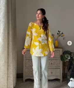 Mejor calidad 100% algodón Kurti corto para mujeres y niñas forma de cuello en V para ropa de fiesta fabricante indio precio al por mayor - Product Image 3