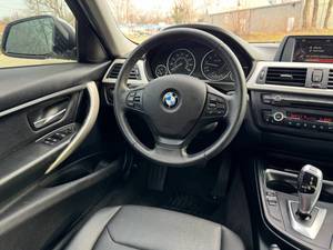 BMW berline blanche abordable, 5 places, phares LED, conduite à gauche, essence, voiture d'occasion à vendre - Product Image 4