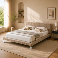 Lit rembourré moderne en crème avec tête de lit matelassée au design écologique et pieds en métal