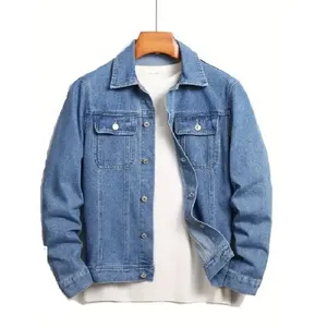 Veste en jean bleu délavé pour homme, brodée et enduite, avec col montant, logo frontal, style moto personnalisé, vêtement extérieur classique en jean - Product Image 1