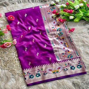 Sari de Seda Paithani VASTRA COTTAGE con Pallu Dorado, Diseños Florales Meenakari, Motivos de Pavo Real y Borde Tradicional con Zari - Product Image 3