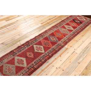 Tapis de 2,7 x 11,5 pieds, tapis turc vintage, tapis abstrait rouge Herki - Product Image 2