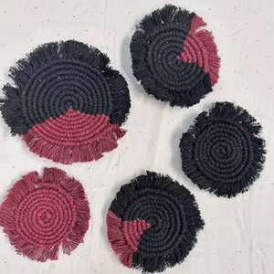 Dessous de verre en macramé de marque privée avec glands noués et tissage artisanal conçu pour des maisons confortables et confortables - Product Image 1