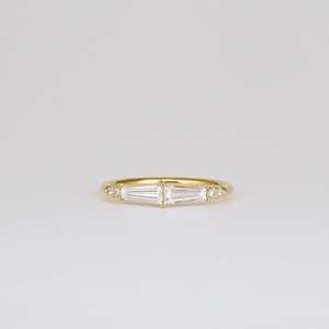 Bague de mariage Moissanite Demi-éternité minimaliste moderne Bague de pierres précieuses empilables en or pour femmes Bague de fiançailles assortie - Product Image 1