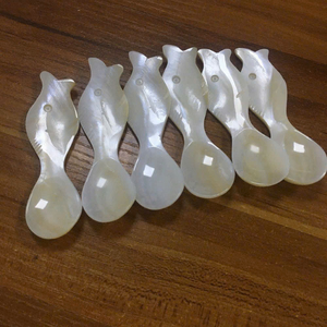 Cuillère à caviar en coquille naturelle de qualité supérieure fabriquée à la main avec nacre pour servir des apéritifs, des condiments et des sauces - Product Image 1