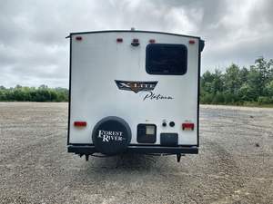 Caravane de voyage haut de gamme d'occasion 2023 2024 Forest River RVs Wildwood X-Lite, construction en aluminium, double amortissement, disponible - Product Image 6